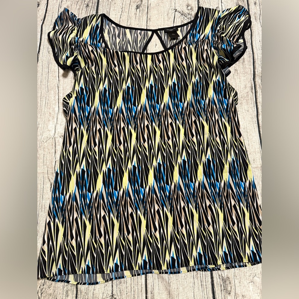 Ann Taylor blouse. Short sleeve size XL. Like new condition! Gorgeous back